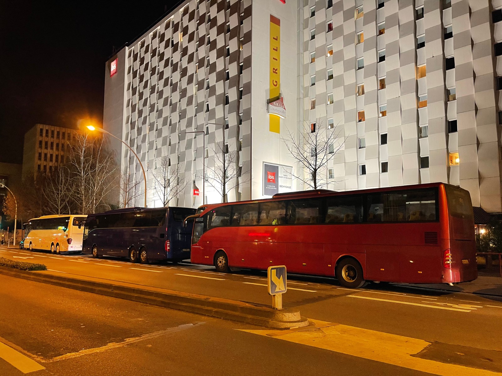 Zdjęcie przedstawia kolumnę wynajetych autokarów z Warszawy zaparkowanych na parkingu w Paryżu