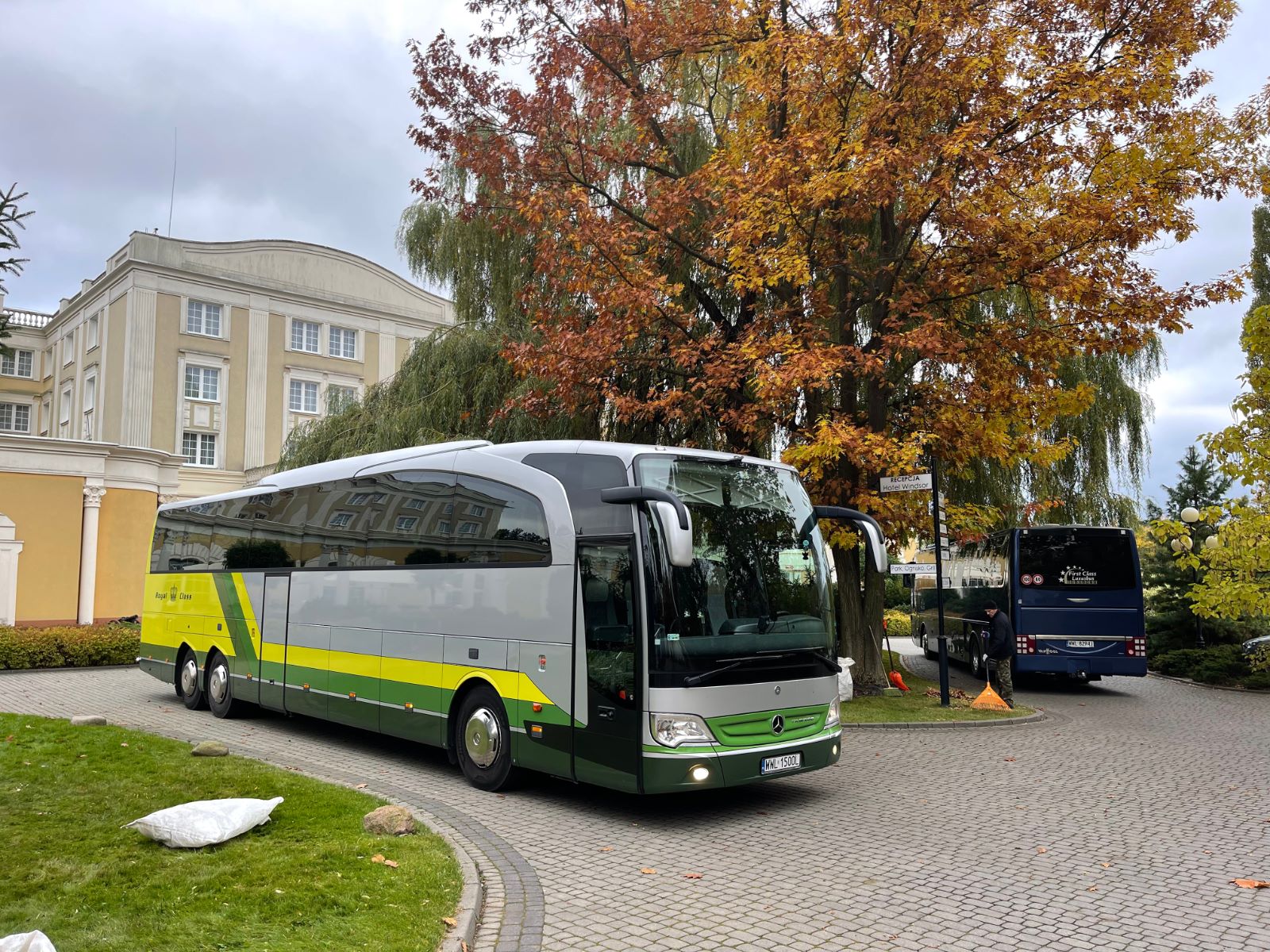 Szaro-zielony autokar wynajęty dla firmy w Warszawie