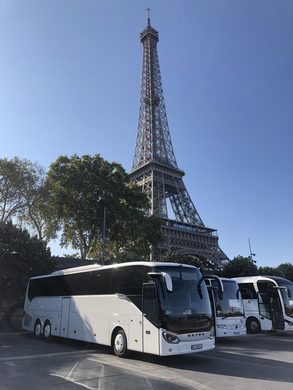 Na zdjęciu wynajety biały autokar w Paryżu