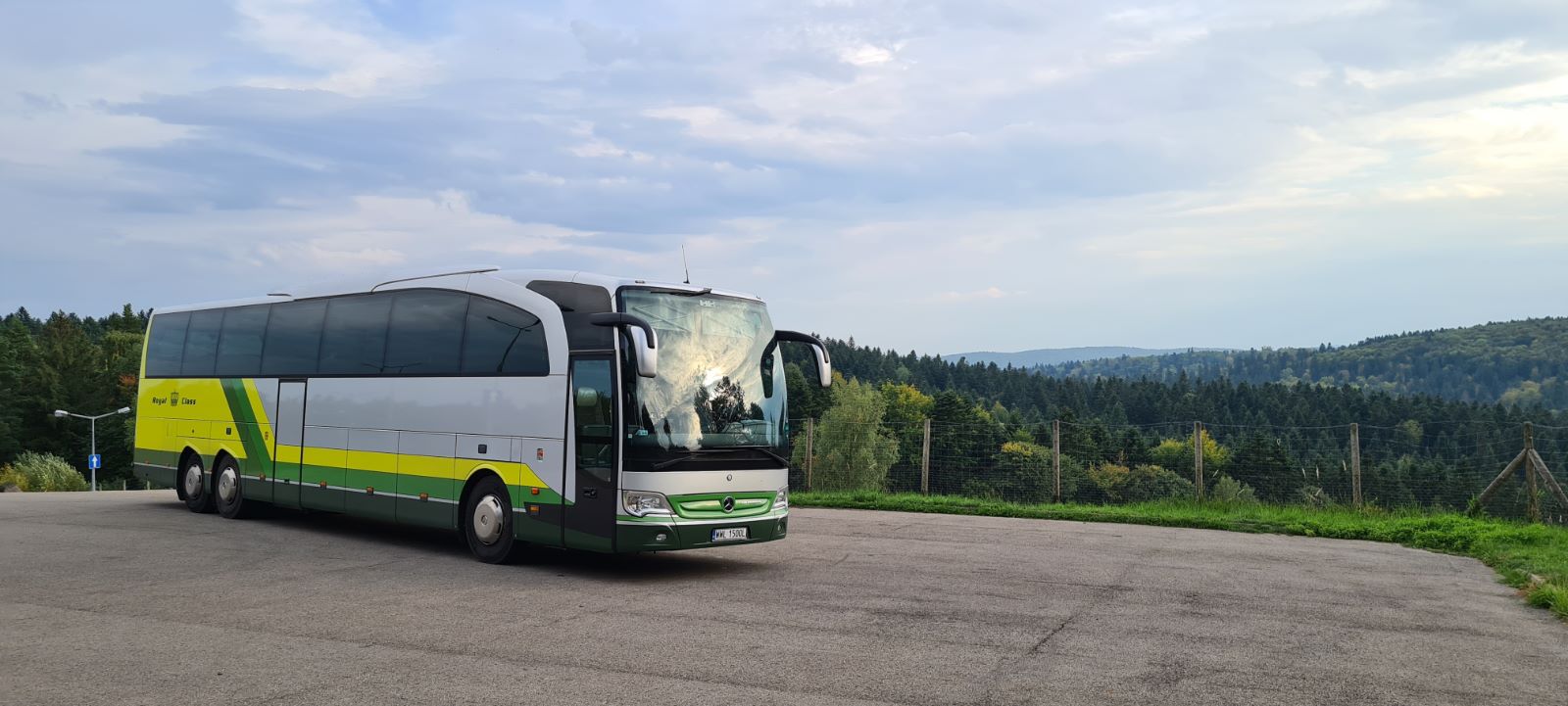 Fotografia przedstwaia wynajęty autokar na wyjazd integracyjny dla grupy z Warszawy