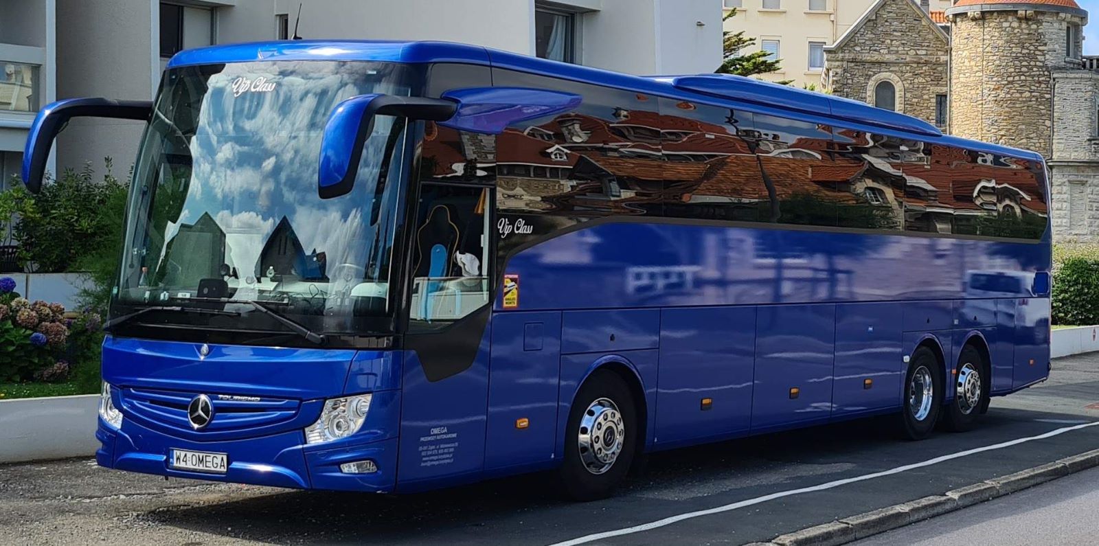 Na zdjęciu wynajęty niebieski autokar turystyczny na trasie Warszawa - Monaco 