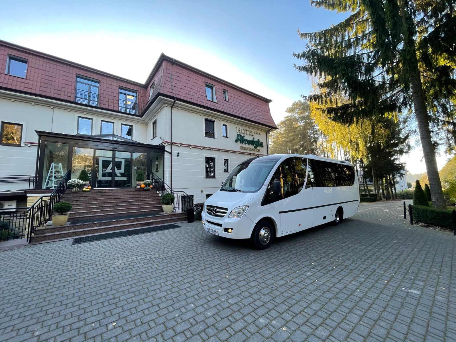 Nowoczeny biały bus wynajęty na konferencję w Warszawie