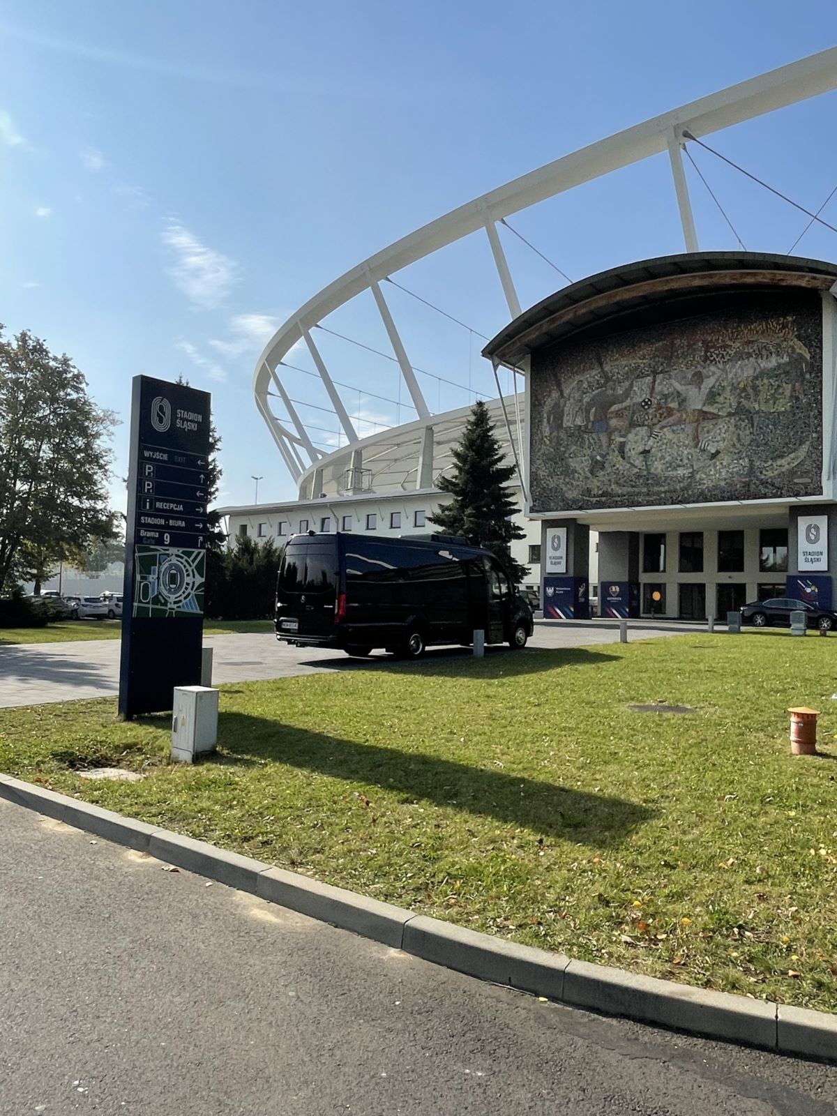 Zdjęcie wynajętego busa przed Stadionem Śląskim